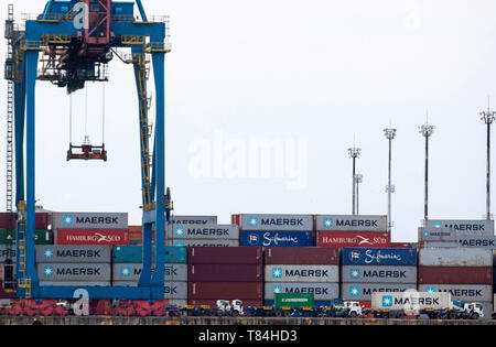 Santos, Brazil. 10th May, 2019. Handling at the Port of Santos terminal on the afternoon of this Friday (10). Volume of cargo moved within the Port continues to grow year by year. Credit: Bruno Rocha/FotoArena/Alamy Live News Stock Photo