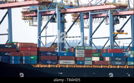 Santos, Brazil. 10th May, 2019. Handling at the Port of Santos terminal on the afternoon of this Friday (10). Volume of cargo moved within the Port continues to grow year by year. Credit: Bruno Rocha/FotoArena/Alamy Live News Stock Photo