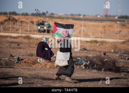 Gaza, khan younis, Palestine. 10th May, 2019. An elderly Palestinian demonstrator seen throwing stones at Israeli forces during the clashes.Palestinians clashed with Israeli forces during a demonstration in which they called for lifting the Israeli siege on Gaza and demanding the right to return home at the border fence between Israel and Gaza in the southern Gaza Strip. Credit: Yousef Masoud/SOPA Images/ZUMA Wire/Alamy Live News Stock Photo