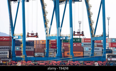 Santos, Brazil. 10th May, 2019. Handling at the Port of Santos terminal on the afternoon of this Friday (10). Volume of cargo moved within the Port continues to grow year by year. Credit: Bruno Rocha/FotoArena/Alamy Live News Stock Photo