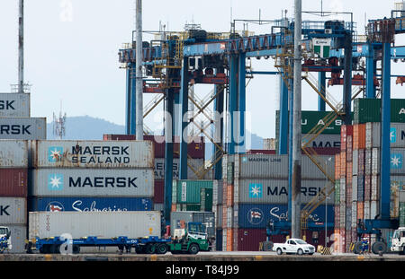 Santos, Brazil. 10th May, 2019. Handling at the Port of Santos terminal on the afternoon of this Friday (10). Volume of cargo moved within the Port continues to grow year by year. Credit: Bruno Rocha/FotoArena/Alamy Live News Stock Photo