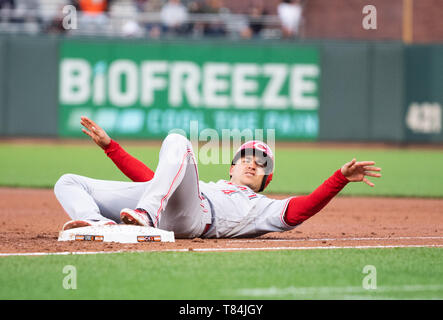 San Francisco, California, USA. 10th May, 2019. Cincinnati Reds shortstop Jose Iglesias (4) calls himself safe at first base, during a MLB game between the Cincinnati Reds and the San Francisco Giants at Oracle Park in San Francisco, California. Valerie Shoaps/CSM/Alamy Live News Stock Photo