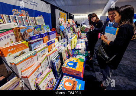 San Diego, USA. 10th May, 2019. Attendees browse books during an education exhibition at the 12th National Chinese Language Conference (NCLC) in San Diego, the United States, on May 10, 2019. The 12th NCLC of the United States kicked off Thursday evening in the coastal city of San Diego in the western U.S. state of California. More than 1,300 teachers, administrators and policymakers from the United States and seven other countries took part in the three-day event. Credit: Zhao Hanrong/Xinhua/Alamy Live News Stock Photo