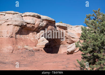 Broken Arch trail in Arches National Park, Utah, USA is a popular and easy hike Stock Photo