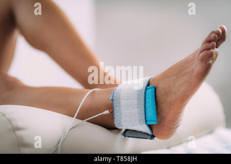 How to Treat an Ankle Sprain with Electrostimulation