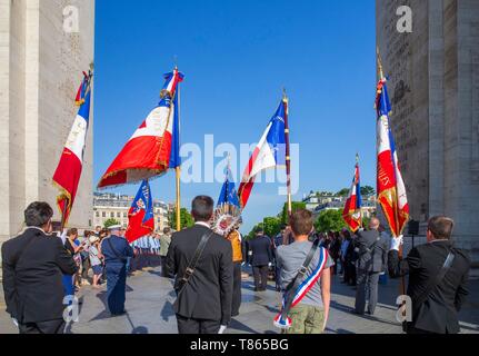 France, Paris, ceremony of rekindling the flame of the Unknown Soldier under the Arc de Triomphe Stock Photo