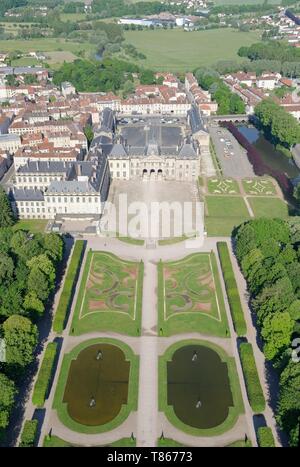 France, Meurthe et Moselle, Luneville, the castle and its gardens (aerial view) Stock Photo