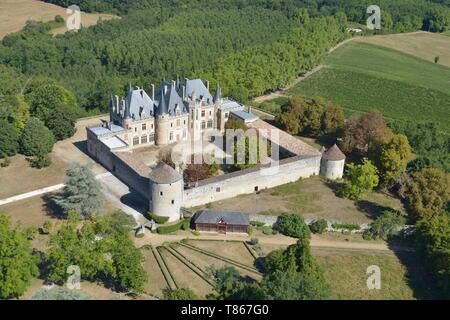 France, Dordogne, Saint Michel de Montaigne, the castle of the french writer Montaigne lived, rebuilt during the late XIX th century and where only the tower on the left is original (aerial view) Stock Photo