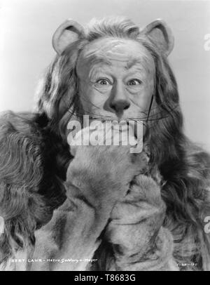 BERT LAHR as Cowardly Lion THE WIZARD OF OZ 1939 director Victor Fleming book Frank L. Baum Metro Goldwyn Mayer Stock Photo