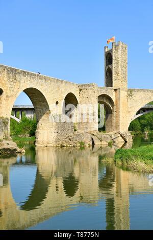 Spain, Catalunia, The Catalan Pyrenees, Garrotxa district, Besalu, the medieval town of Besalu, Pont Vell (Old Bridge), fortified bridge of the 12th century over Fluvia River Stock Photo
