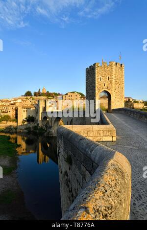 Spain, Catalunia, The Catalan Pyrenees, Garrotxa district, Besalu, the medieval town of Besalu, Pont Vell (Old Bridge), fortified bridge of the 12th century over Fluvia River Stock Photo