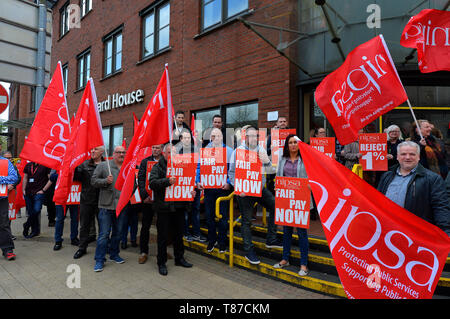 NIPSA trade union members protest in Londonderry, Northern Ireland against the 1% pay increase offered to Northern Ireland civil servants.  ©George Sweeney / Alamy Stock Photo