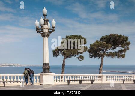 Azerbaijan, Baku, Western Viewpoint City Park with visitors Stock Photo