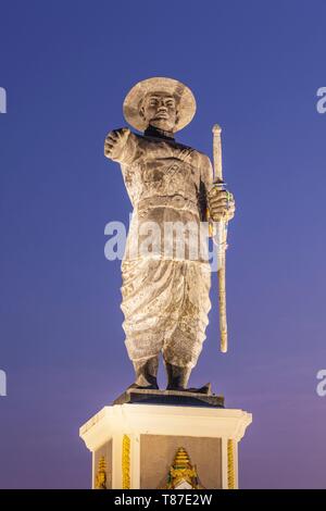 Laos, Vientiane, Mekong Riverfront, statue of former Laotian King Chao Anouvong, dawn Stock Photo