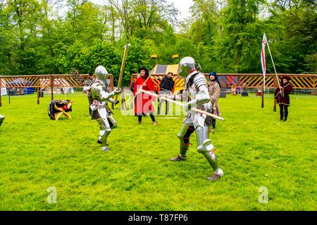 Knights foot fight in armour historical Stock Photo - Alamy