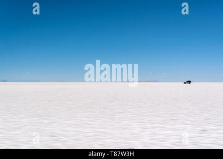 4x4 car in Salar de Uyuni (Uyuni salt flats), Potosi, Bolivia Stock Photo