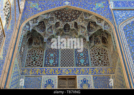 Detail on the Sheikh Lotfollah Mosque the one of the architectural masterpieces of Iranian, lokated on the eastern side of Naghsh-i Jahan Square Stock Photo