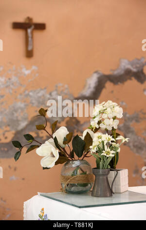 Petits bouquets de fleurs sur un autel. / Small bunches of flowers on an altar. Stock Photo