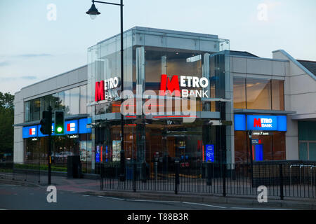 Vervagen Daar duisternis A high street branch of the Metro Bank / Metrobank bank. Two Rivers  Shopping Centre. Staines-upon-Thames, Surrey, England. UK (108 Stock Photo  - Alamy