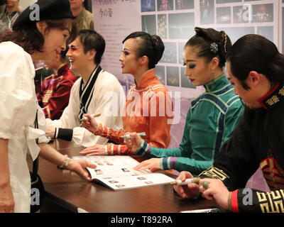Tokyo, Japan. 10th May, 2019. Dancers from the National Ballet of China autograph brochures for Japanese audience after the show of Raise the Red Lantern in Tokyo, Japan, May 10, 2019. When dancers from the National Ballet of China depicted scenes from traditional culture in the performance of Raise the Red Lantern, audiences in Tokyo, Japan, were mesmerized by their delicate moves and innovative art expressions. Credit: Yang Guang/Xinhua/Alamy Live News Credit: Xinhua/Alamy Live News Stock Photo