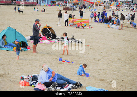 Weymouth, Dorset, UK. 11th May 2019. Families enjoy the sunshine and soft sand  on Weymouth's award-winning beach. credit: stuart fretwell/Alamy Live News Stock Photo