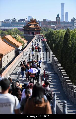 Beijing, China. 7th Oct, 2018. People visit the wall of the Palace Museum in Beijing, capital of China, Oct. 7, 2018. Credit: Chen Yehua/Xinhua/Alamy Live News Stock Photo