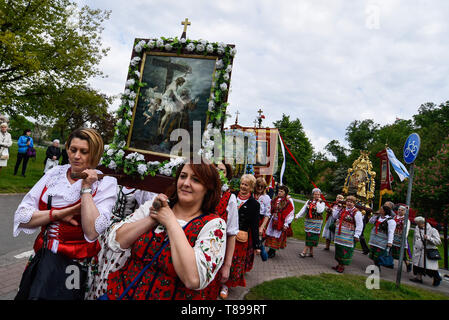 Krakow, Poland. 12th May, 2019. Women wearing traditional folk costumes seen carrying religious catholic paintings during the Procession.Honor of Saint Stanislaus of Szczepanow was a bishop of Krakow during the 11st century. The procession brings together bishops, devoted Christians and known catholic paintings from all over Poland including the Black Madonna of Czestochowa. Credit: Omar Marques/SOPA Images/ZUMA Wire/Alamy Live News Stock Photo
