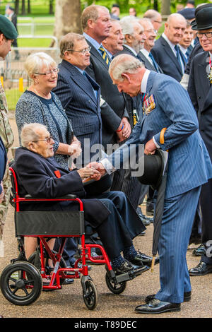 London, UK. 12th May, 2019. After the parade, Prince Charles meets Major Robert Hollinshead MBE, aged 101, who was the Regimental Adjutant of the 4th/7th Dragoon Guards – now the Royal Dragoon Guards on 6th June 1944 (D-day). His Royal Highness is also Colonel in Chief of the Royal Dragoons.- His Royal Highness The Prince of Wales, Field Marshal, Colonel in Chief 1ST The Queen’s Dragoon Guards, takes the salute at the Annual Parade and Service of The Combined Cavalry Old Comrades Association at the Cavalry Memorial adjacent to the Bandstand in Hyde Park. It is 95 years on from the unveiling an Stock Photo