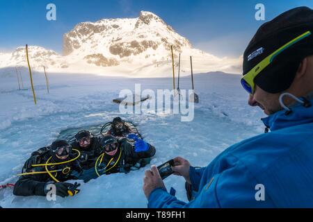 France, Isère (38), Belledonne, Chamrousse, Robert lakes, a team of divers, goes up from under the ice - Dive Xtreme Stock Photo