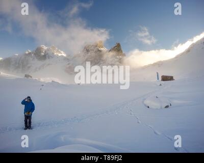 France, Isère (38), Belledonne, Chamrousse, Robert Lakes, the dive instructor of the club Dive Xtreme ensures weather conditions while a team of divers is preparing to dive under the ice Stock Photo