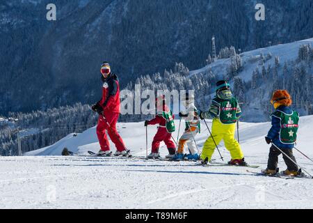 France, Haute Savoie, Massif of the Mont Blanc, the Contamines Montjoie, the children in the course of ski with instructor ESF on the ski area Stock Photo