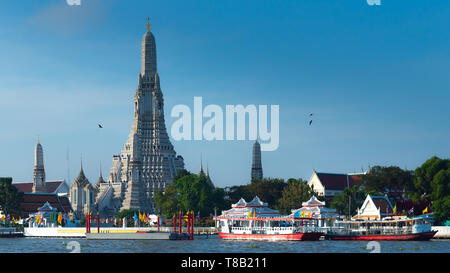 Wat Arun pagoda with river ferries view from Chao Phraya riverside. Bangkok, Thailand Stock Photo