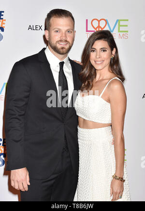 Jamie-Lynn Sigler, Cutter Dykstra Slide Out of Valley Village