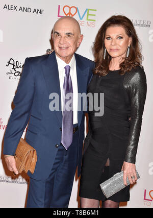 BEVERLY HILLS, CA - MAY 10: Robert Shapiro (L) and Linell Shapiro attend the 26th Annual Race to Erase MS Gala at The Beverly Hilton Hotel on May 10, 2019 in Beverly Hills, California. Stock Photo