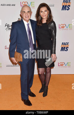 BEVERLY HILLS, CA - MAY 10: Robert Shapiro (L) and Linell Shapiro attend the 26th Annual Race to Erase MS Gala at The Beverly Hilton Hotel on May 10, 2019 in Beverly Hills, California. Stock Photo