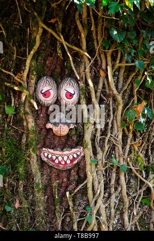 France, Doubs, Charbonnieres les Sapins, Dino Zoo prehistoric park, decoration on a tree in autumn, trunk, character, head Stock Photo