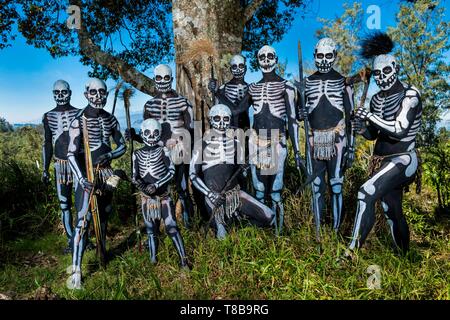 Papua New Guinea, Western Highlands Province, Wahgi Valley, Mount Hagen Region, traditional Avi Skeleton sing sing group originating from Simbu Province Stock Photo