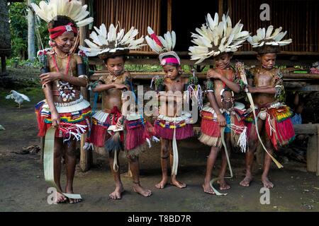 Papua New Guinea, Milne Bay Province, Encastreaux Sea, Trobriands Archipelago, Kiriwina Island, Okaiboma Village, Milamala festival, within a school cultural projet, kids are learning traditionnal circle dance called Wosi Mwaya