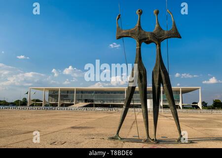 Brazil, Central-West, Federal District, Brasilia, city classified World Heritage of UNESCO, Three Powers Square, the sculpture of the Warriors (Os Guerreiros) designed by Bruno Giorgi facing the Presidential Palace Stock Photo