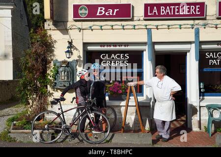 France, Eure, the village of Bas-Caumont in the norman Seine river meanders, cyclists passing the Bar and Restaurant La Bateliere from Brigitte et Raymond Godebout on the Veloroute of Val de Seine Stock Photo