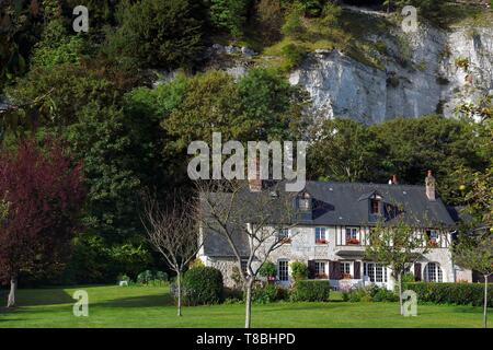 France, Eure, Norman Seine River Meanders Regional Nature Park, house under the cliffs in the village of Bas-Caumont Stock Photo