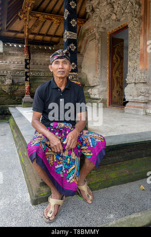Sarong hi-res stock photography and images - Alamy