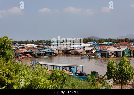 Floating villages with stilt houses, fishing village, boats at the Tonle Sap river, Kampong Chhnang, Cambodia Stock Photo