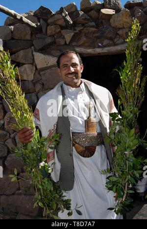 Yemen, Sana'a Governorate, Jabal Haraz, purchase of Qat branches, man with a Janbiya Stock Photo