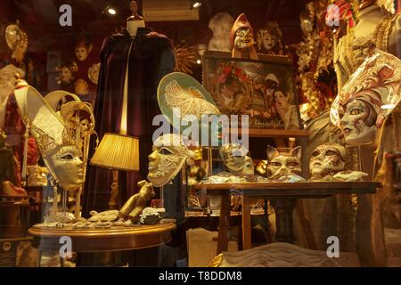 Italy, Veneto, Venice listed as World Heritage by UNESCO, San Polo district, shop window of masks and carnival clothing La Bauta on Campo san Toma Stock Photo