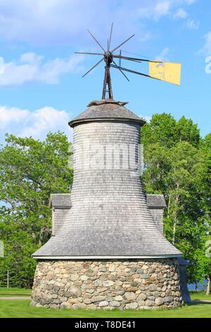 Canada, New Brunswick, Charlotte County, Chamcook, Ministers Island that belonged to Sir William Van Horne (President of the Canadian Pacific Railway Company) between 1892 and 1915, windmill Stock Photo