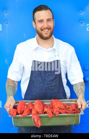 Canada, New Brunswick, Acadie, Moncton, Little Louis restaurant, Jonathan Morrisson cook with a shipment of lobsters Stock Photo