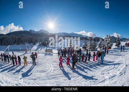 France, Haute Savoie, Bornes massif, Plateau des Glieres, crowd at the start of cross country ski trails Stock Photo