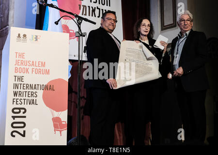 Jerusalem, Israel. 12th May, 2019. Jerusalem Mayor MOSHE LION (L) presents the 2019 Jerusalem Prize to American author JOYCE CAROL OATES (C) at the opening of the International Writers Festival at the Jerusalem YMCA. The Jerusalem Prize is focused on honoring writers whose work evokes 'the freedom of the individual in society'. Oates has published 58 novels since 1964 at the age of 26 as well as a number of plays and novellas, short stories, poetry and nonfiction. Credit: Nir Alon/Alamy Live News. Stock Photo