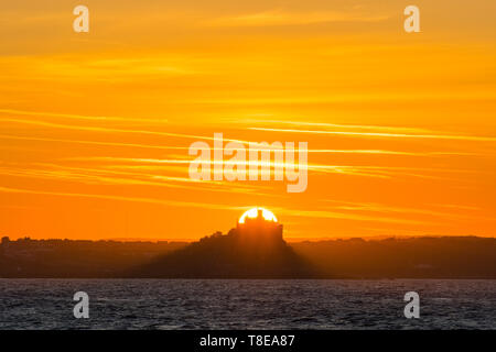 Newlyn, Cornwall, UK. 13th May 2019. A fresh breeze and another glorious sunrise over St Michaels Mount this morning. Credit Simon Maycock / Alamy Live News. Stock Photo